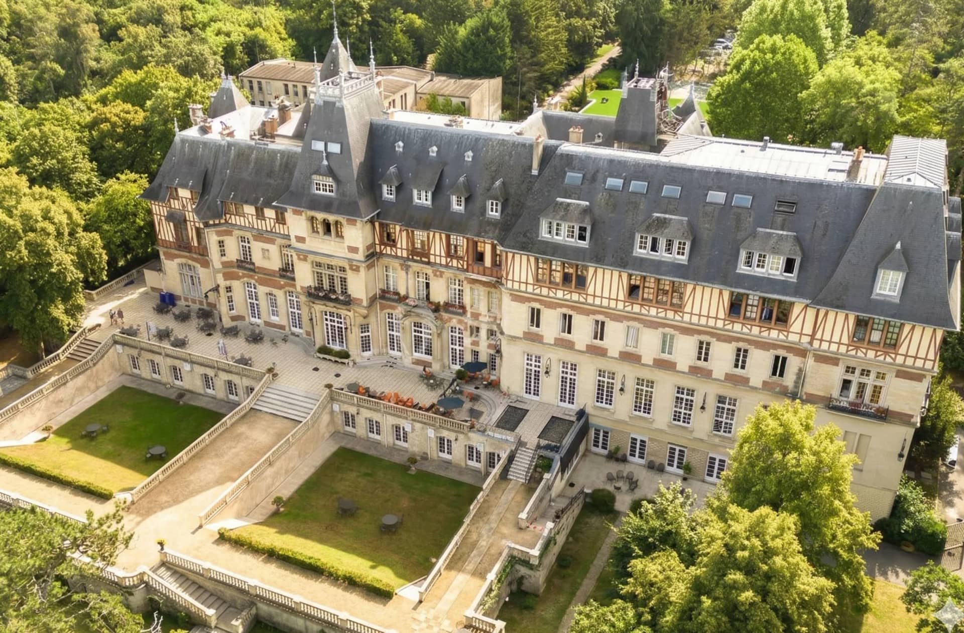 Grand Château de style Anglo-Normand à Chantilly