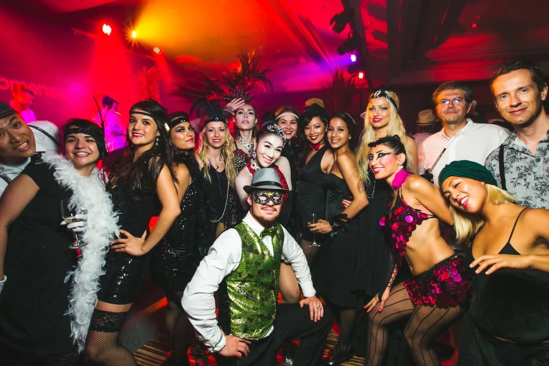 Soirée d'entreprise à thème - groupe de collaborateurs costumés lors d'une fête Gatsby années folles