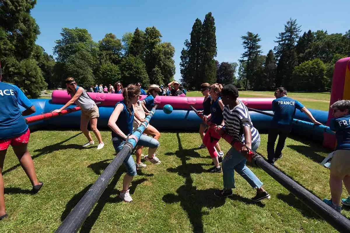Team building entreprise - activité babyfoot humain en extérieur dans un parc de château