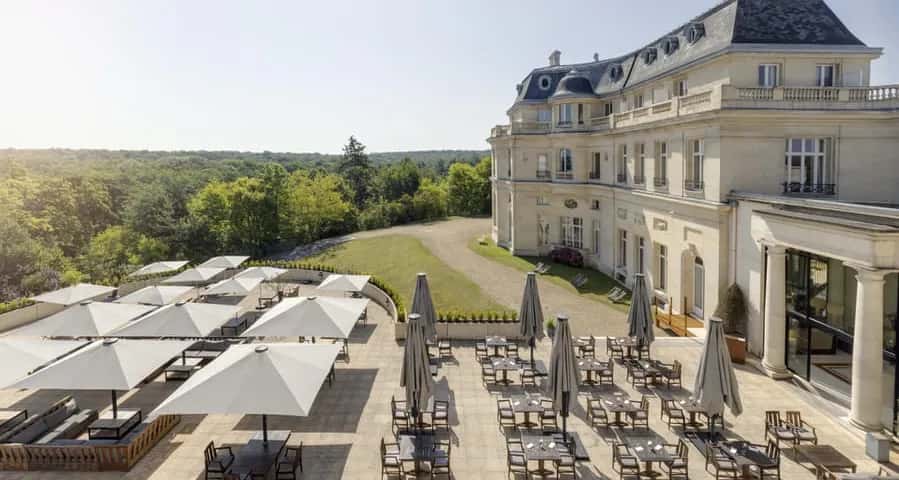 Château 5 Étoiles avec Vue Panoramique sur Forêt